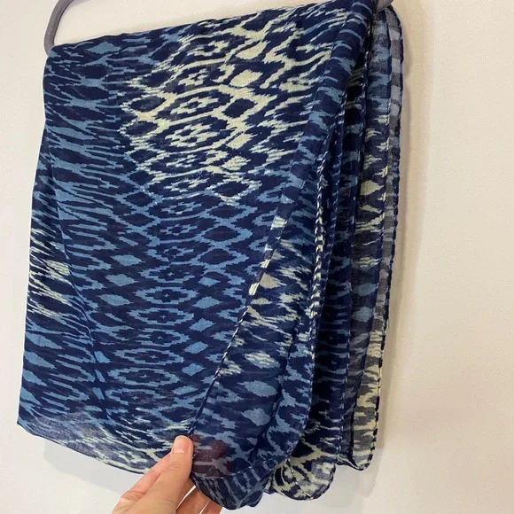 •2/$15• Thin Tube Scarf in Navy, Blue, & Off-White Ikat Diamond Pattern - Picture 3 of 3